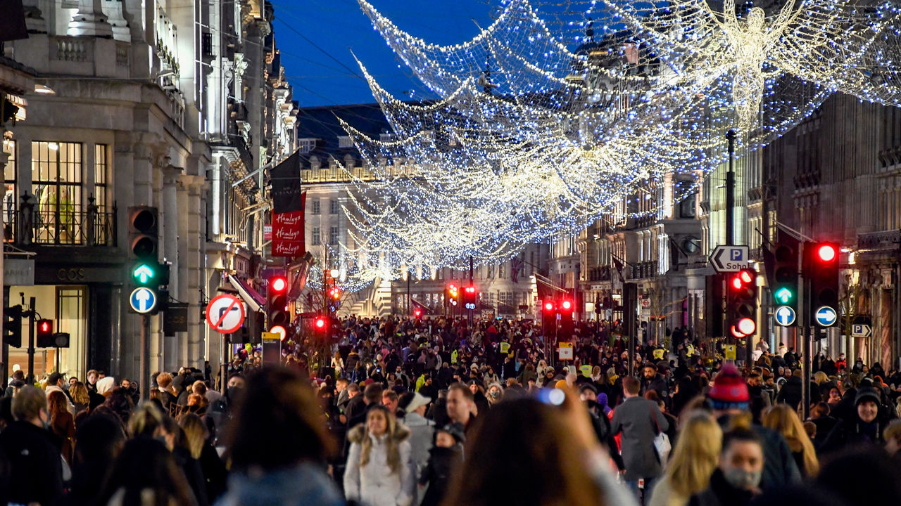 Shoppers wear face masks on Regent Street in London on 19 December, the day the U.K. government imposed new restrictions to curb a rapidly spreading new SARS-CoV-2 variant. AP PHOTO/ALBERTO PEZZALI